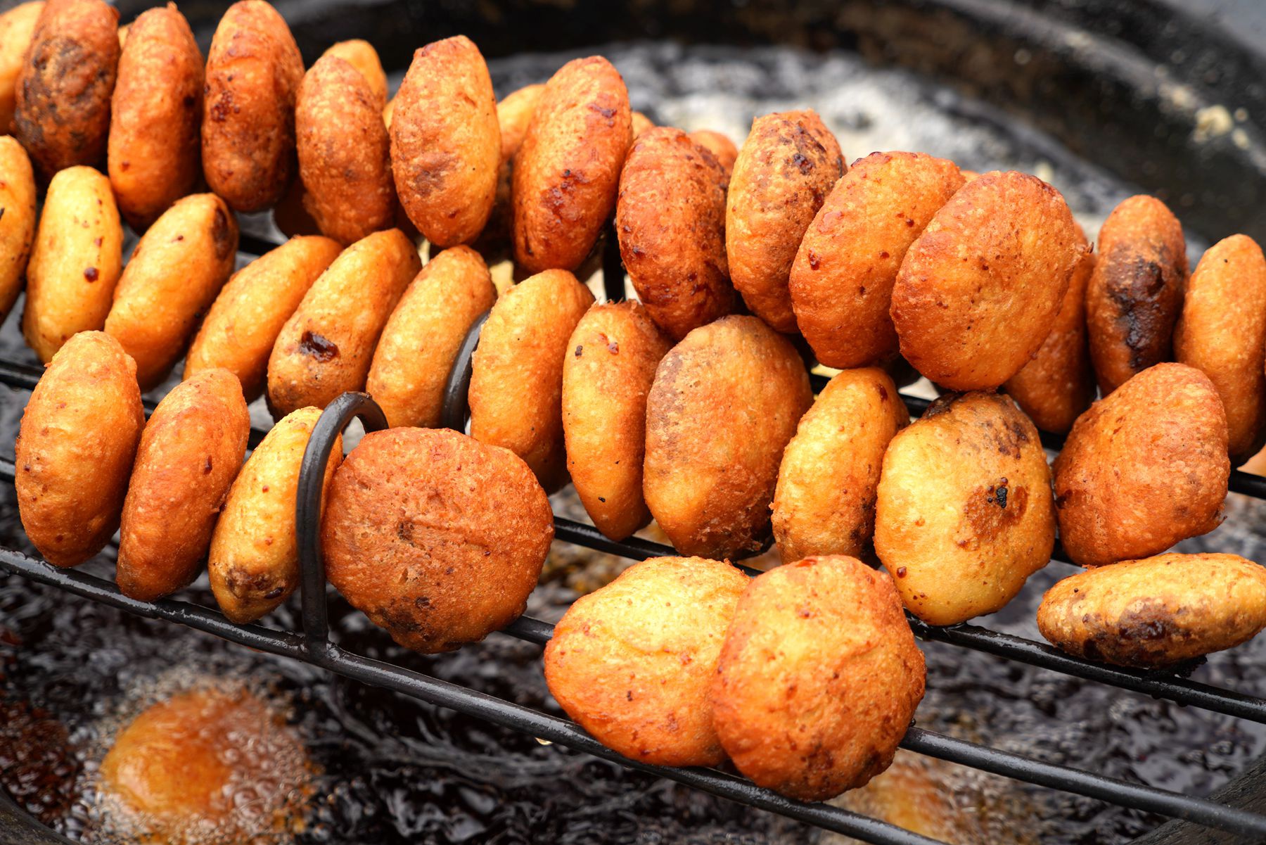 山西农村举办美食大赛,13个团队同作1种小吃万人围观,做的啥