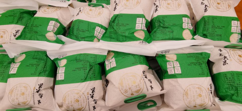 捐出3000斤大米给西安抗疫加油！南充嘉陵龙蟠镇这个乡亲的举动…休闲区蓝鸢梦想 - Www.slyday.coM