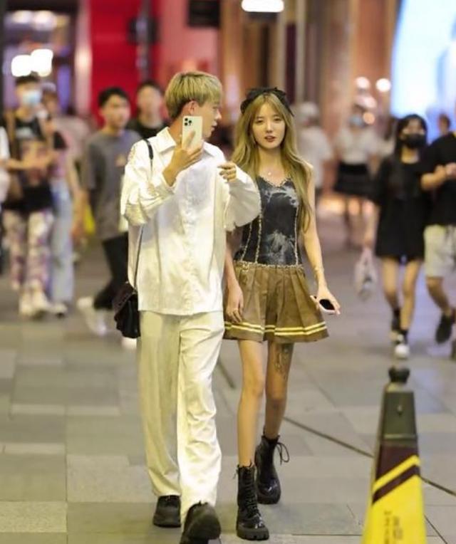 网红套路璐路人视角曝光,双腿瘦得瘆人,女网友:不羡