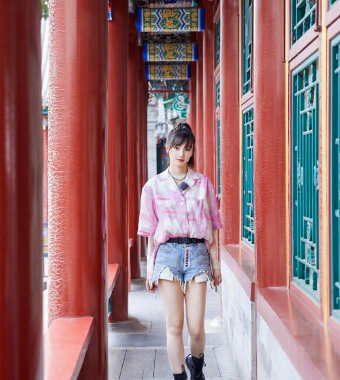 "武大女神"黄灿灿还是那么青春洋溢,卫衣配牛仔中裤,可爱漂亮