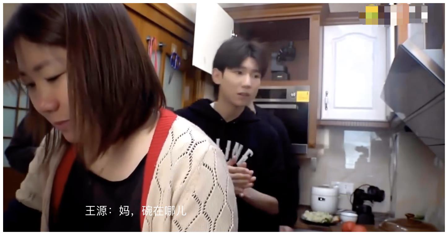 留学生王源回家和妈妈飙英文,源妈反应真实,大明星在家不过如此