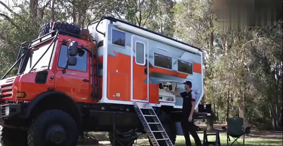 奔驰和拖挂房车的组合