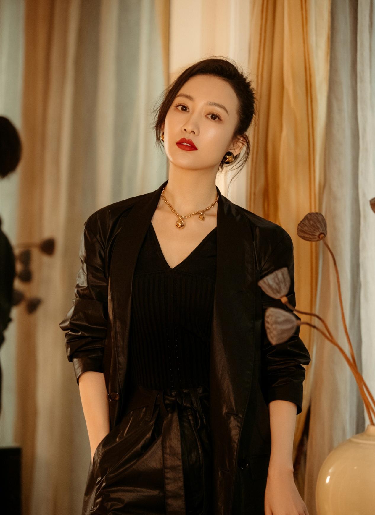 王鸥气场太强,皮质外套配v领打底衣气场十足,一抹红唇高贵冷艳