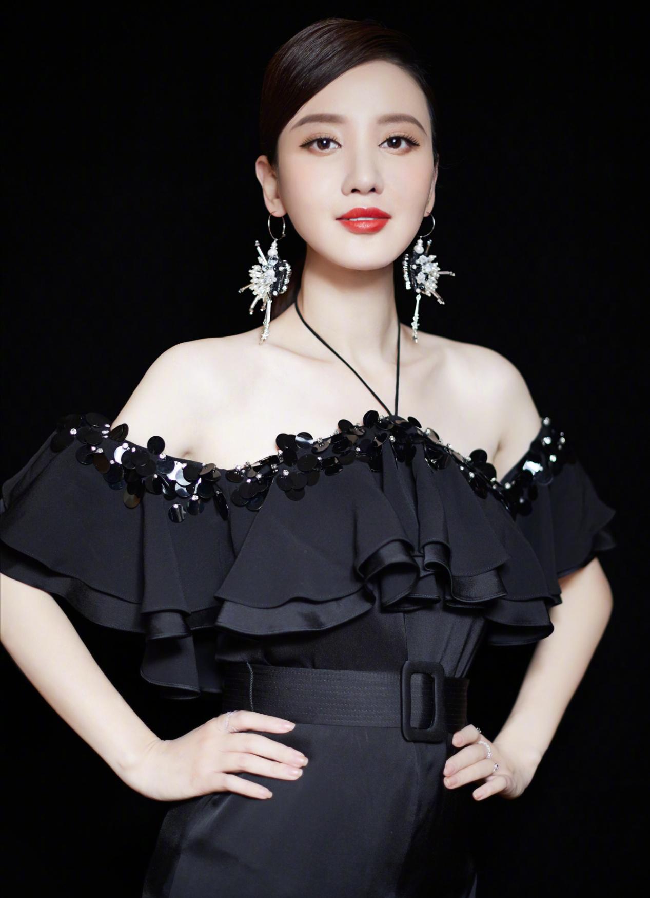 奔四的张萌身材够绝!衬衫打结秀出"a4腰",腹部不见一丝赘肉