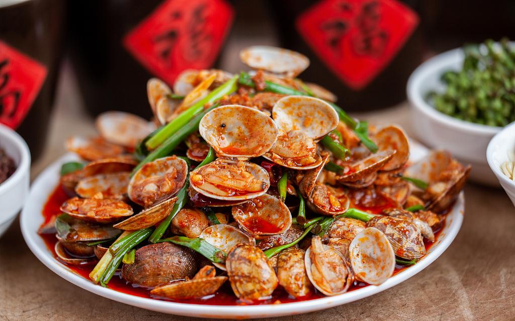 香辣花甲,肉质鲜嫩肥美,麻辣鲜香,好吃到舔壳,配上冰啤酒满足