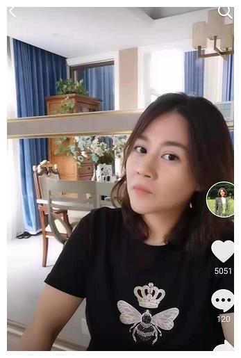 整体装修奢华似宫殿,而且房间各个角落都摆了绿植盆栽,看来李萱平常挺