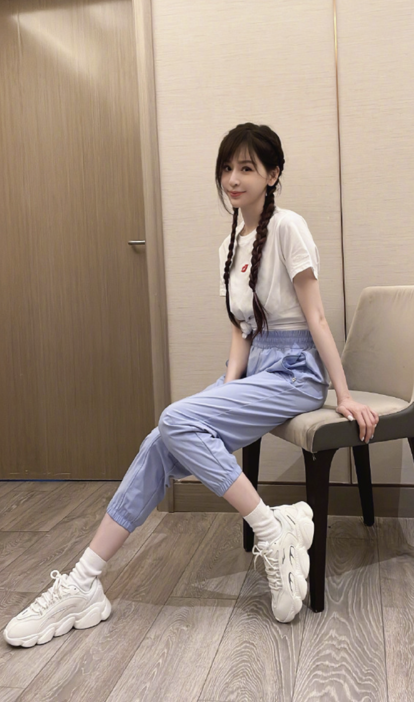 红气养人，被王心凌三公舞台的少女感造型给惊艳住了！休闲区蓝鸢梦想 - Www.slyday.coM