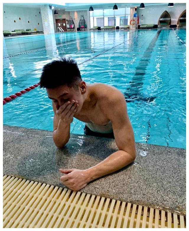 如今孙悦生活自律,开始渐渐向科比看齐,身上的肌肉逐渐明显,都在为新