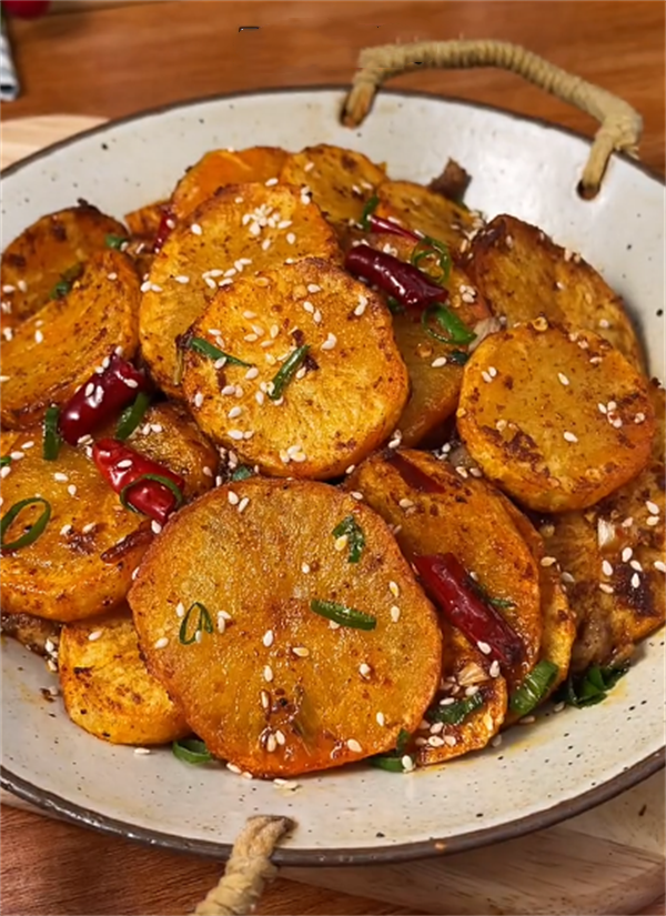 干锅土豆片家常做法脆嫩鲜香香辣可口吃着一点都不油腻