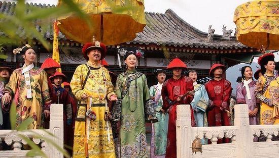 中国古代帝王出行时为何要拿黄色的伞撑在上面?