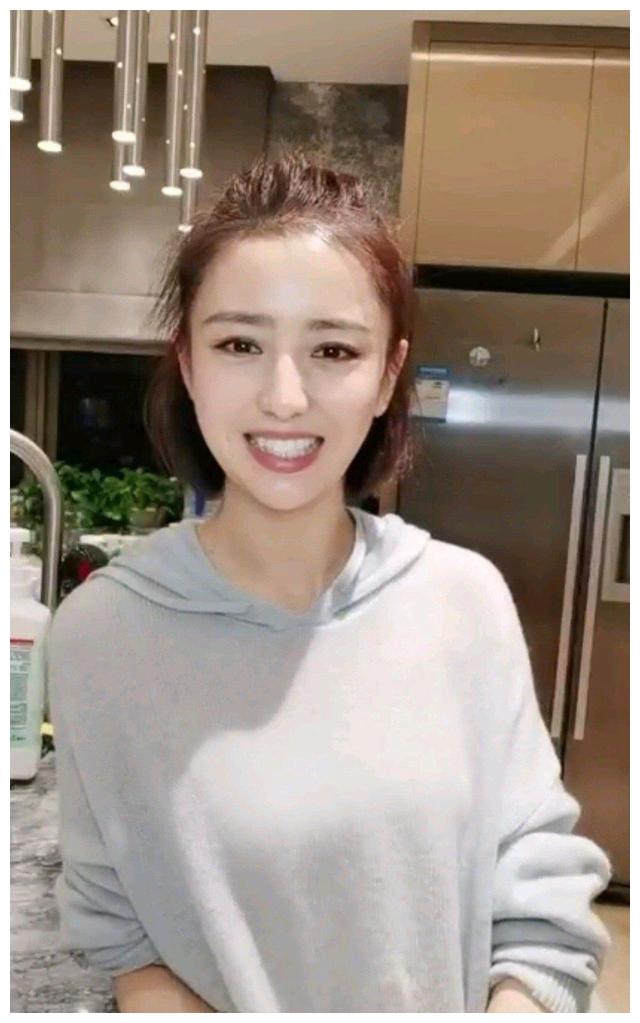 佟丽娅素颜曝光,两眼无神脸部浮肿,妆前妆后判若两人
