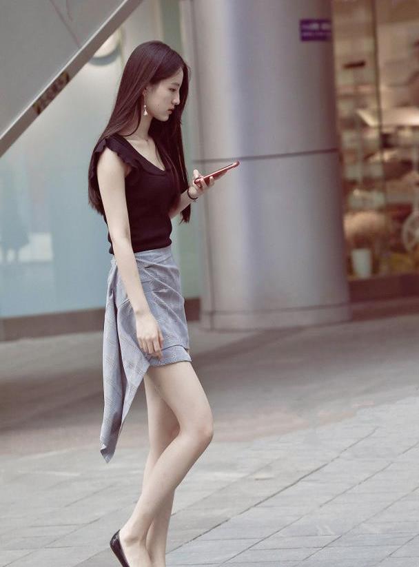 街拍:2020年炎炎夏日下重庆街头高颜值长腿美女照片集锦