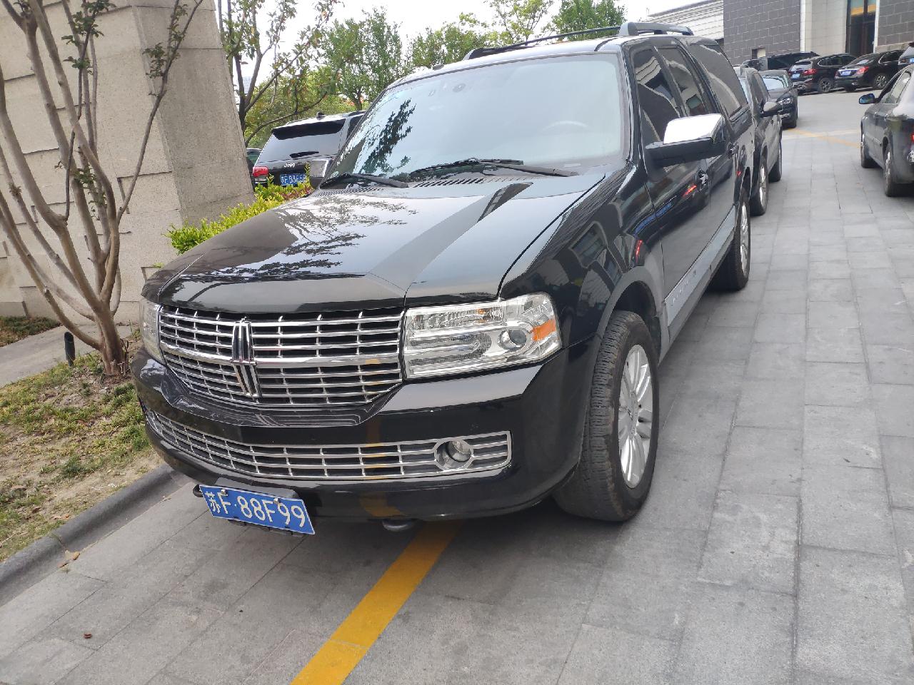 南通中南城实拍老款林肯领航员,车身尺寸堪称"巨无霸"!