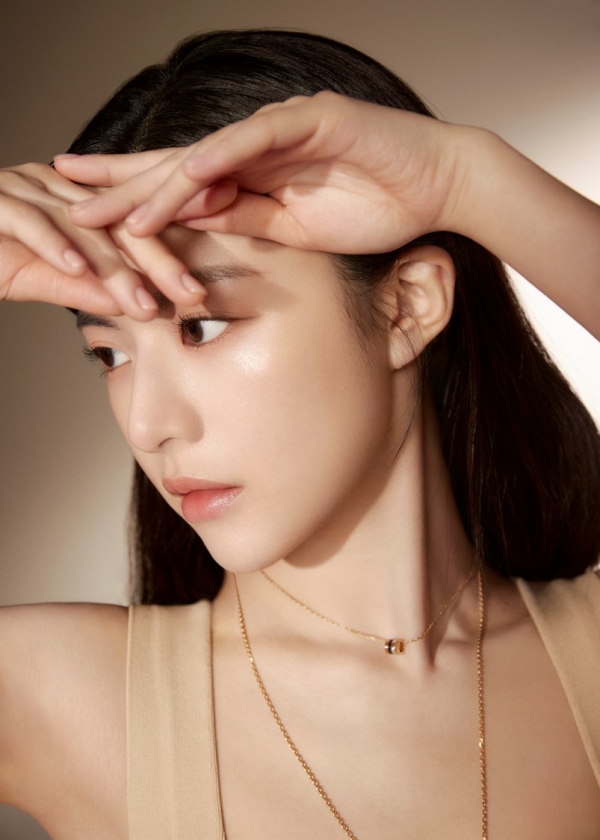 韩国女艺人高允贞拍最新宣传照皮肤细嫩