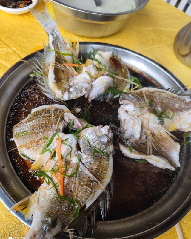 广东省江门市台山滨江海鲜巴鱼汤和锅底叉烧