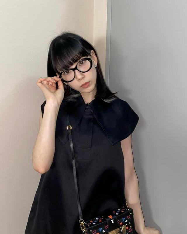 金泰妍晒圆框眼镜造型破80万点赞网友狂笑原来是衣夫人