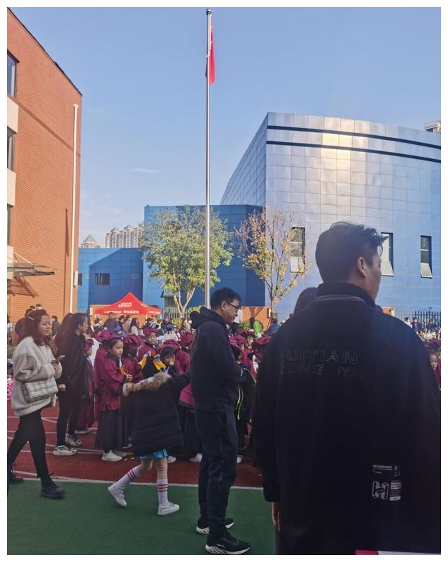 路遇曲江一小的运动会开幕