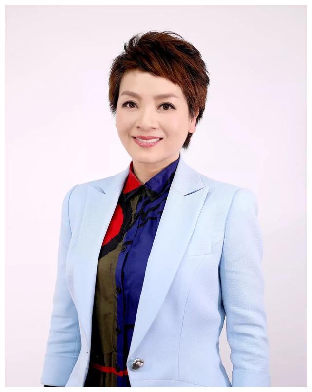 央视主持人章伟秋出身于绘画世家结婚多年夫妻恩爱生活幸福