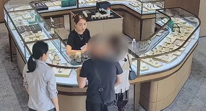 浙江一对中年夫妻花67.3万直接买走两只劳力士表,不挑选也不试戴 浙江一对中年夫妻花67.3万直接买走两只劳力士表,不挑选也不试戴