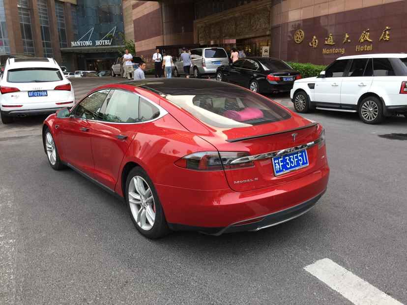 南通街头实拍第一批特斯拉models,挂蓝牌而非新能源绿牌!