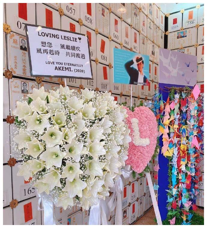 张国荣逝世17周年,粉丝前往宝福山祭拜,悼念现场挂满千纸鹤