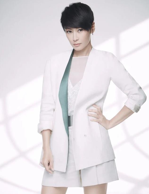 剪"奶奶灰"短发的梁静酷到飞起,一身干练白西装又美又飒!