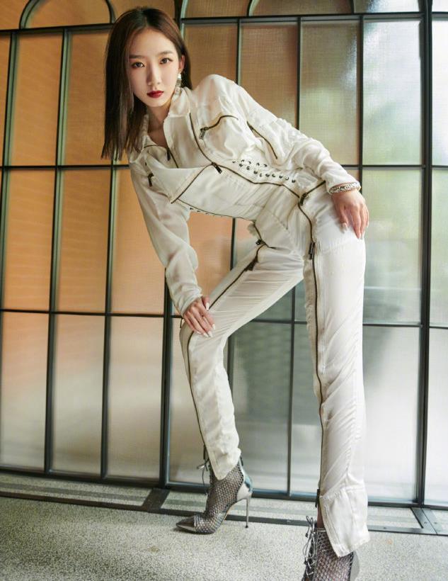 孟美岐的水蛇腰绝了,穿着白色收腰连体裤的她,化身性感女神