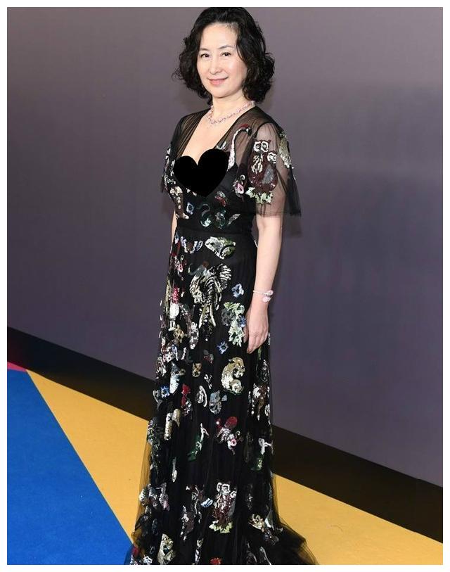 何超琼老了还很有魅力,穿低胸黑纱裙身材绝妙,真不愧是赌王千金