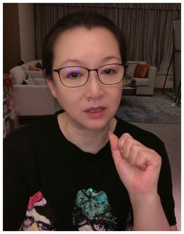 直播中马丽娟还鼓励观看直播的年轻人,鼓励年轻人一定要自己努力,少