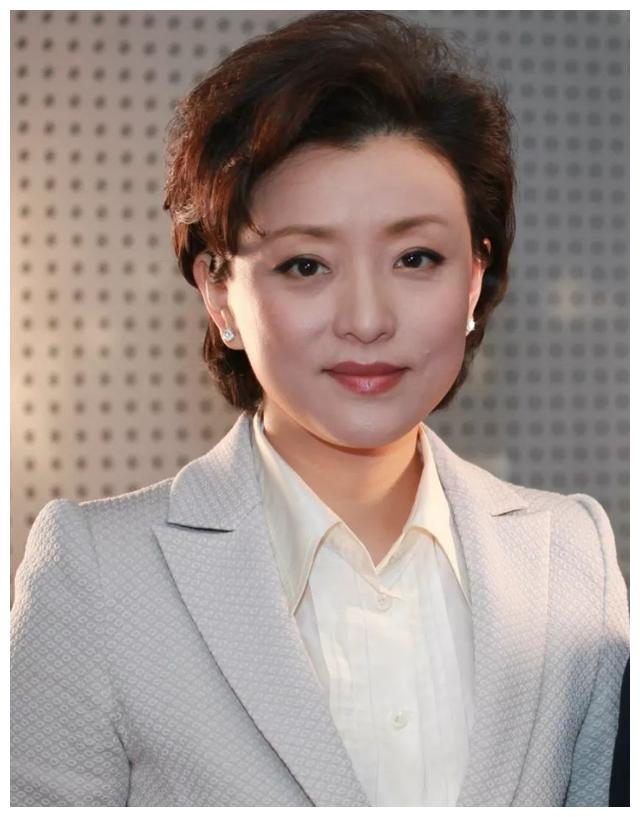 52岁杨澜,体重常年95斤,瘦身方法曝光,仅有2点,学会就能瘦