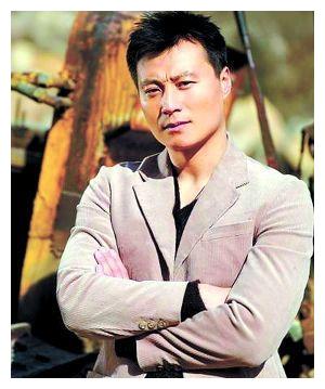 国剧一哥任程伟,26年无绯闻,看他花9.9娶的老婆是谁就明白了