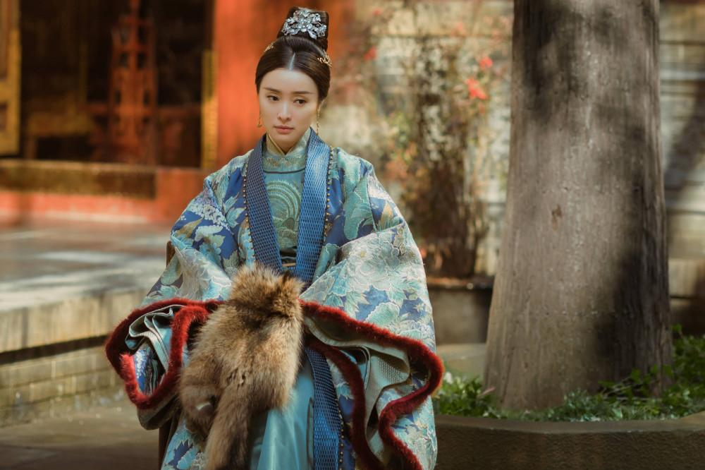 客印月对魏忠贤也是眉来眼去,两人很快走到了一起.