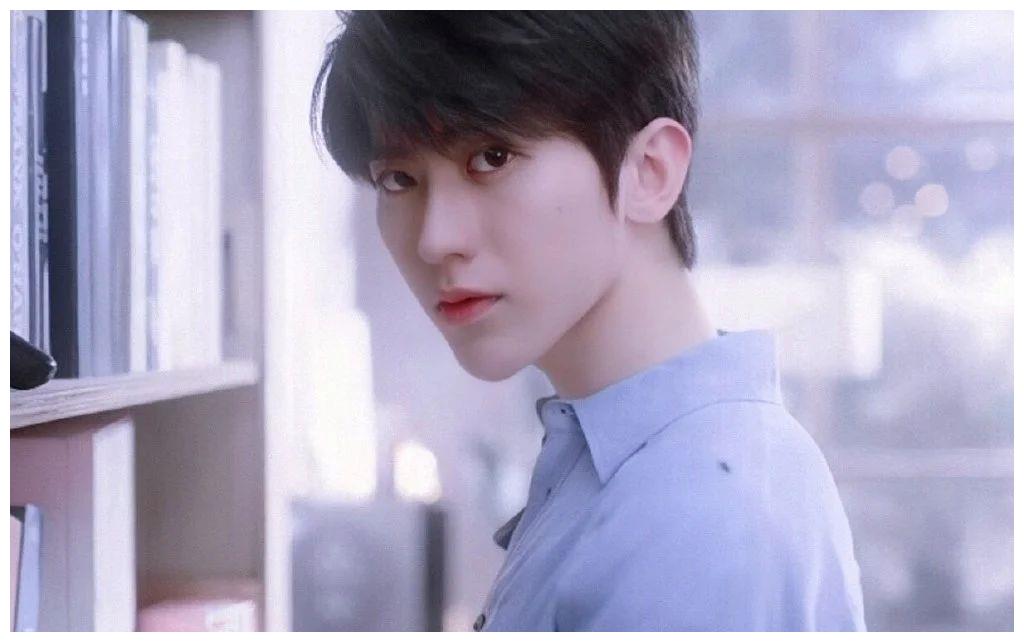 蔡徐坤壁纸:我做过最好的事是爱你,做过最无悔的事就是坚持爱你