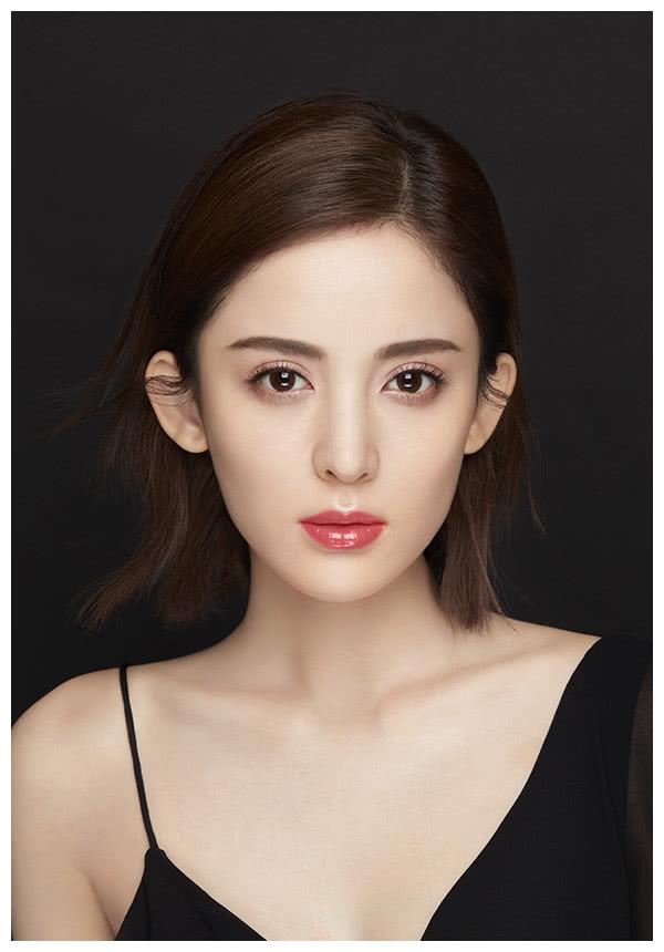 美女明星古力娜扎时尚甜笑写真