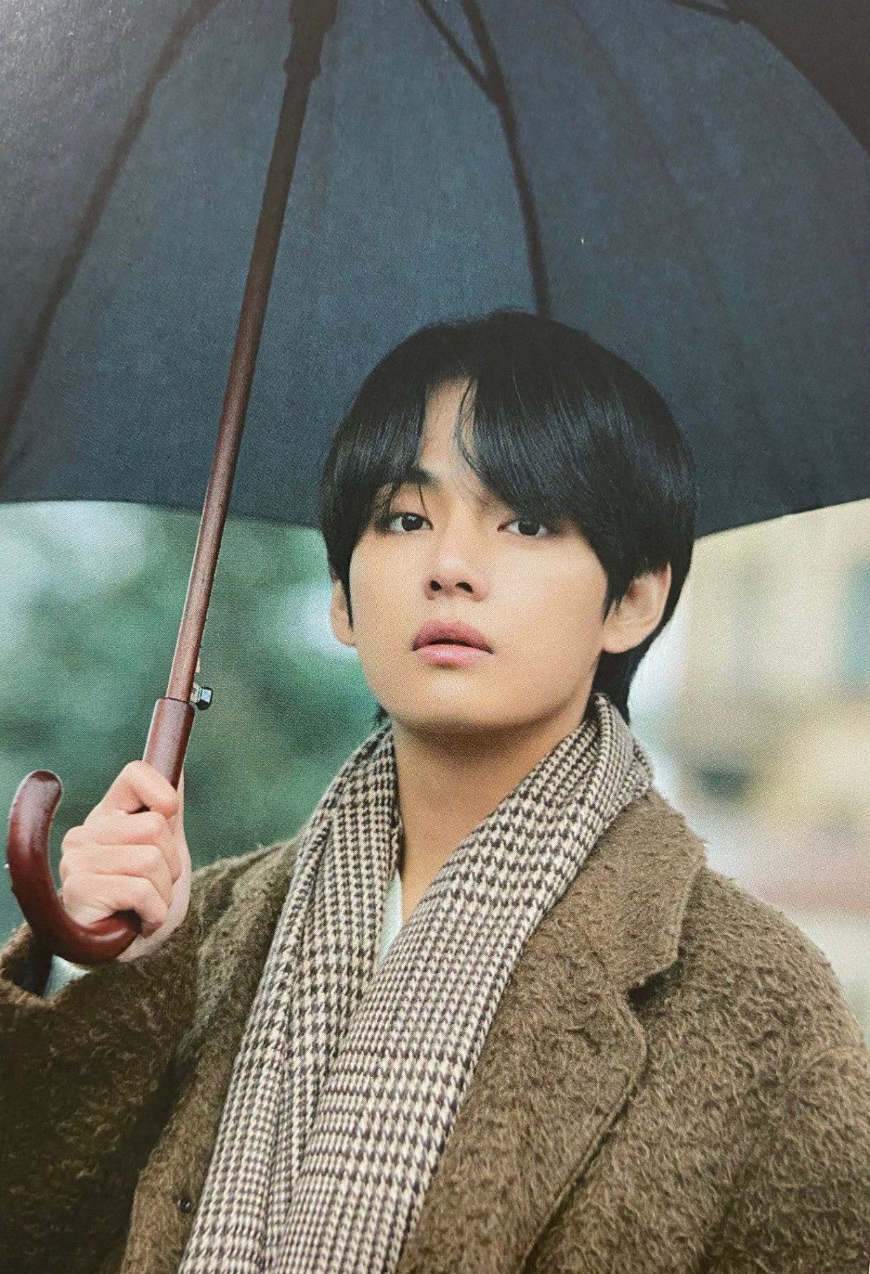 防弹少年团金泰亨美照公开 眼神深邃时尚满分