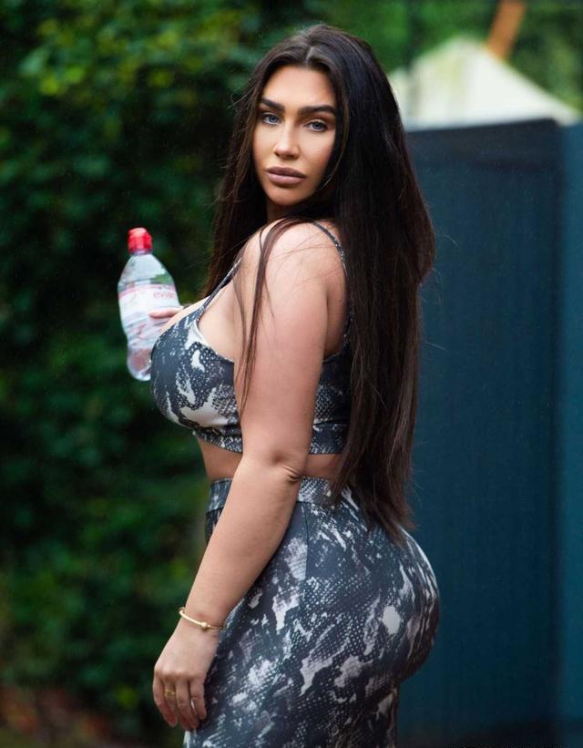 劳伦.古德曼外出,穿蛇纹紧身套装,侧面秀健美身材