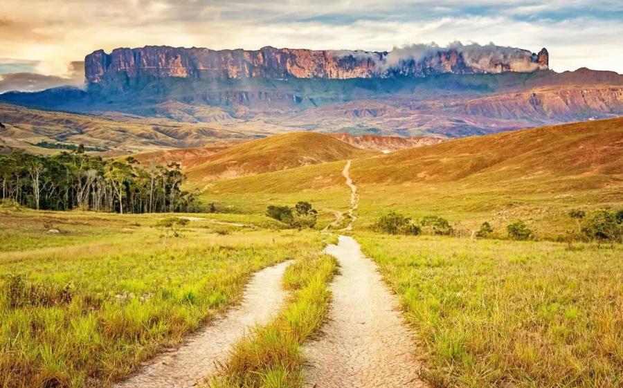 这是南美大陆东部的巴西高原,其面积达到了惊人的500万平方公里,是