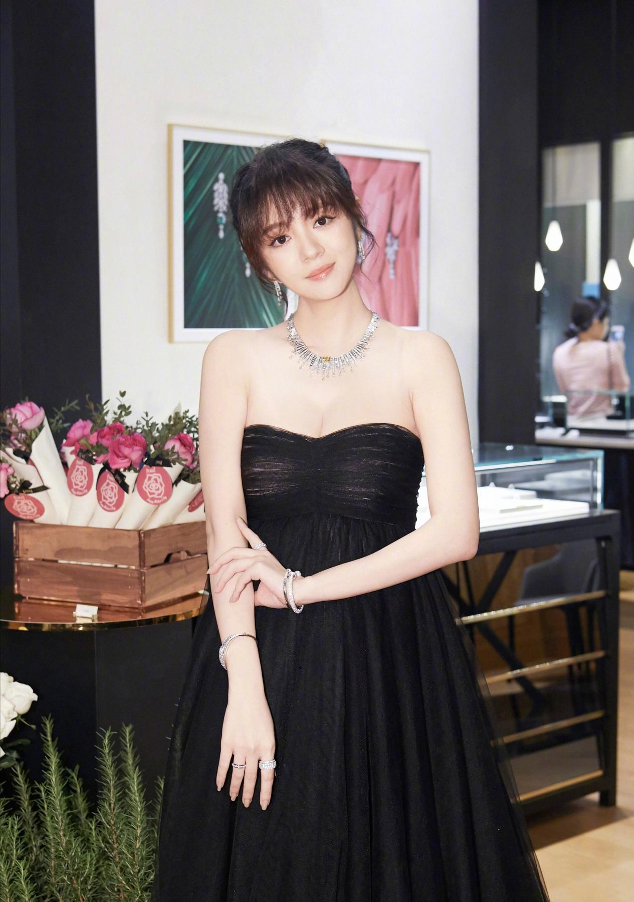 安以轩的身材真妙!抹胸礼裙小秀事业线,奔四也能妩媚动人