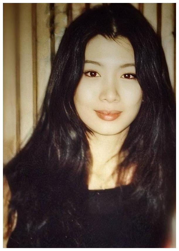 吴家丽三部艳作太过经典拒绝过成龙57岁单身依旧风情万种