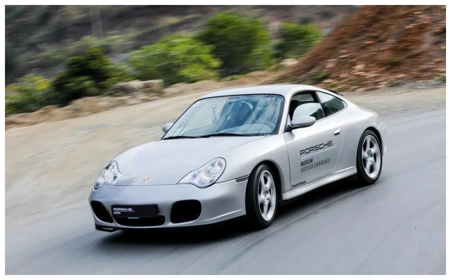 这是啥家庭啊,五辆经典保时捷摆门口随便开