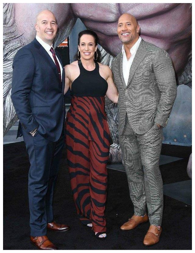 与前妻丹尼依旧是合作伙伴而离婚后的强森,在同年遇到了劳伦·哈希安