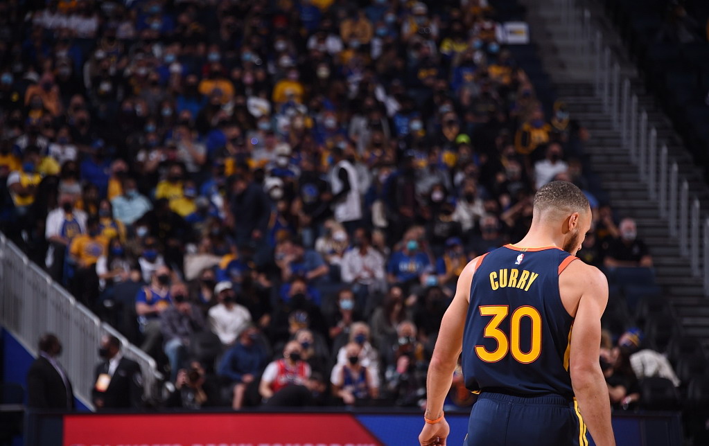 库里背影落寞!nba季后赛附加赛,勇士112-117灰熊,结束本赛季