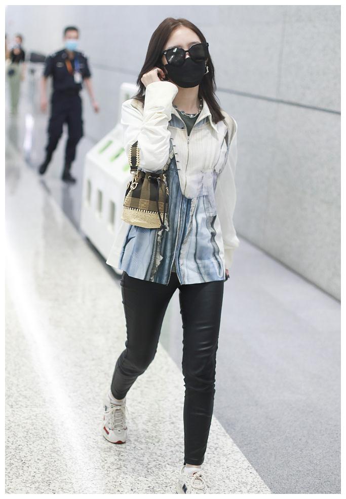孟美岐街拍:印花白衬衫紧身皮裤 fendi水桶包老爹鞋酷范儿十足