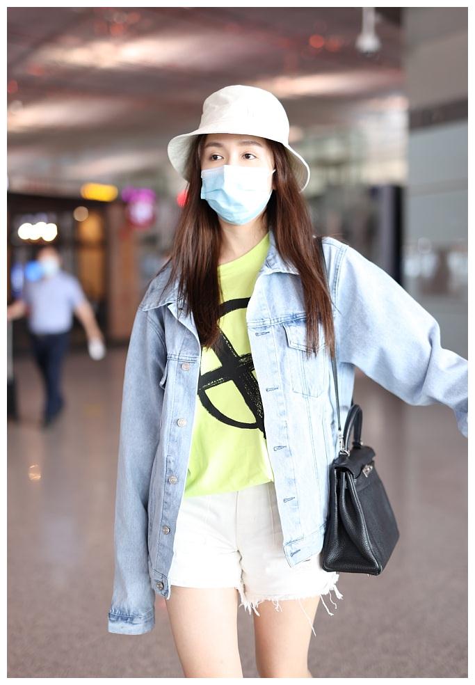 娄艺潇街拍:水洗牛仔衣 毛边热裤 hermes凯莉包清新时髦