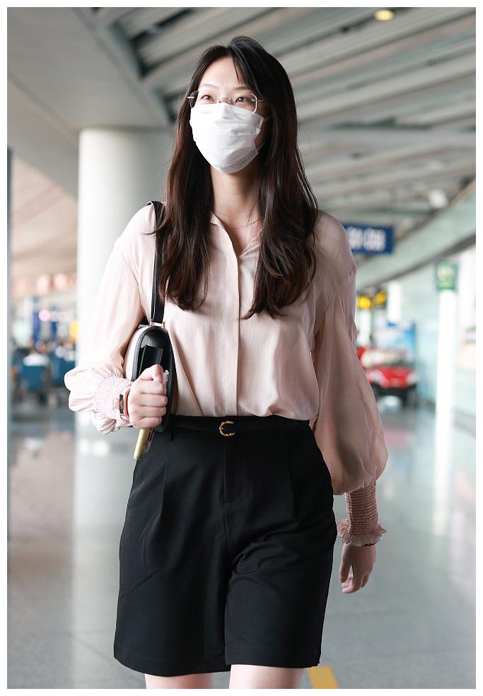 惠若琪街拍樱花粉灯笼袖衬衫短裤yeezy球鞋高挑干练