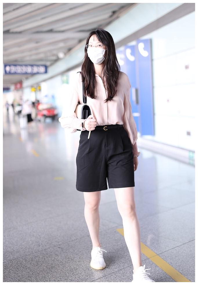 惠若琪街拍樱花粉灯笼袖衬衫短裤yeezy球鞋高挑干练