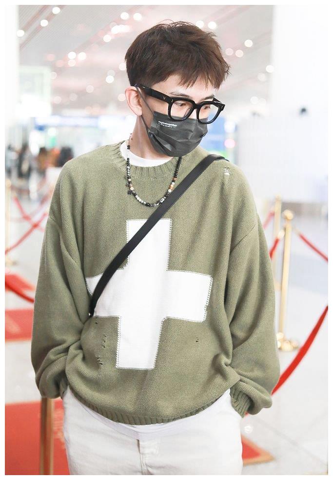 费启鸣顶小炸毛秒变酷帅学长一身白绿配色颇有春日气息