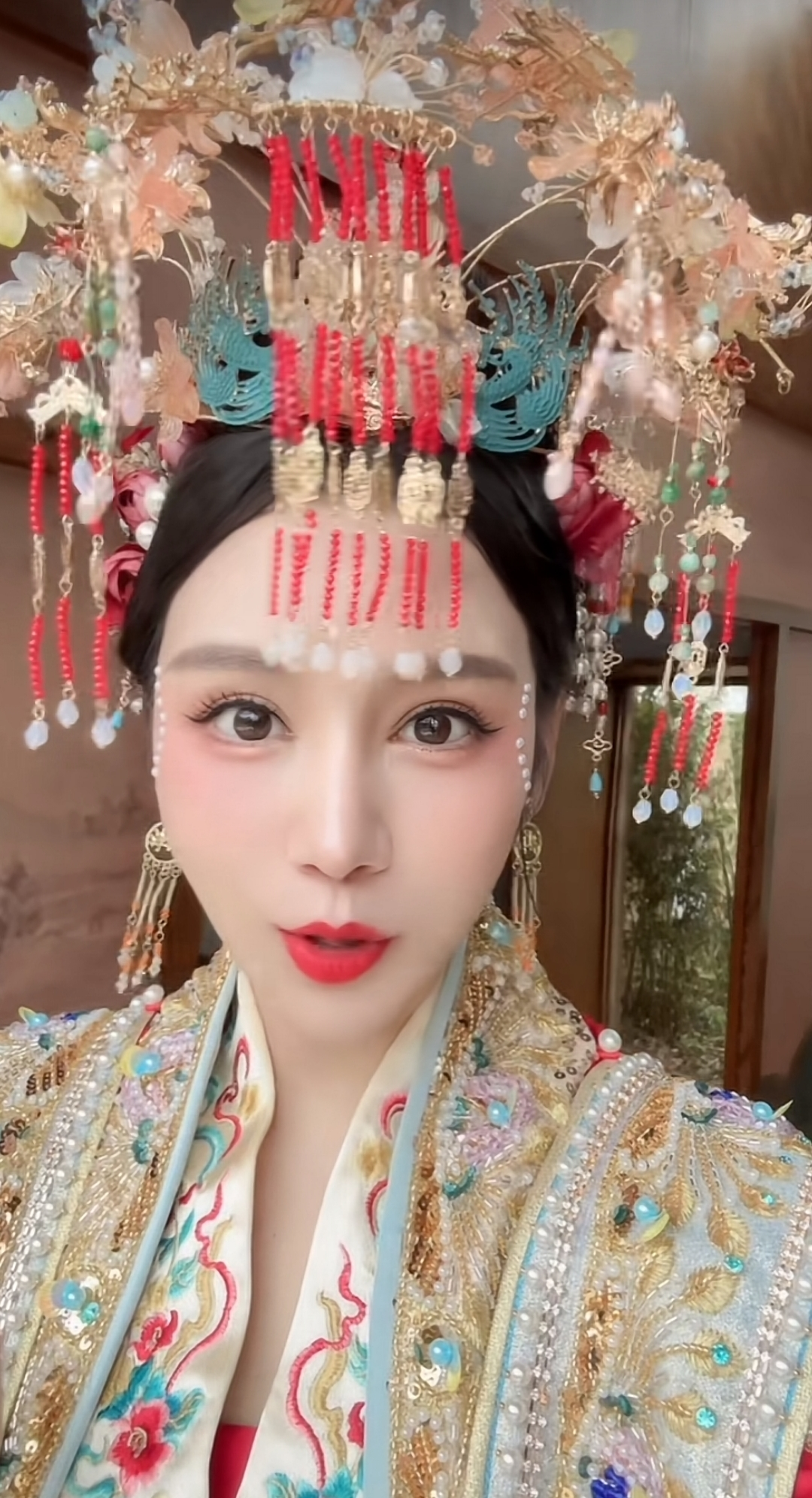 草原上,晓娅穿着新娘装,旁边的陈志朋帮她戴上头纱,国岳单膝跪地给