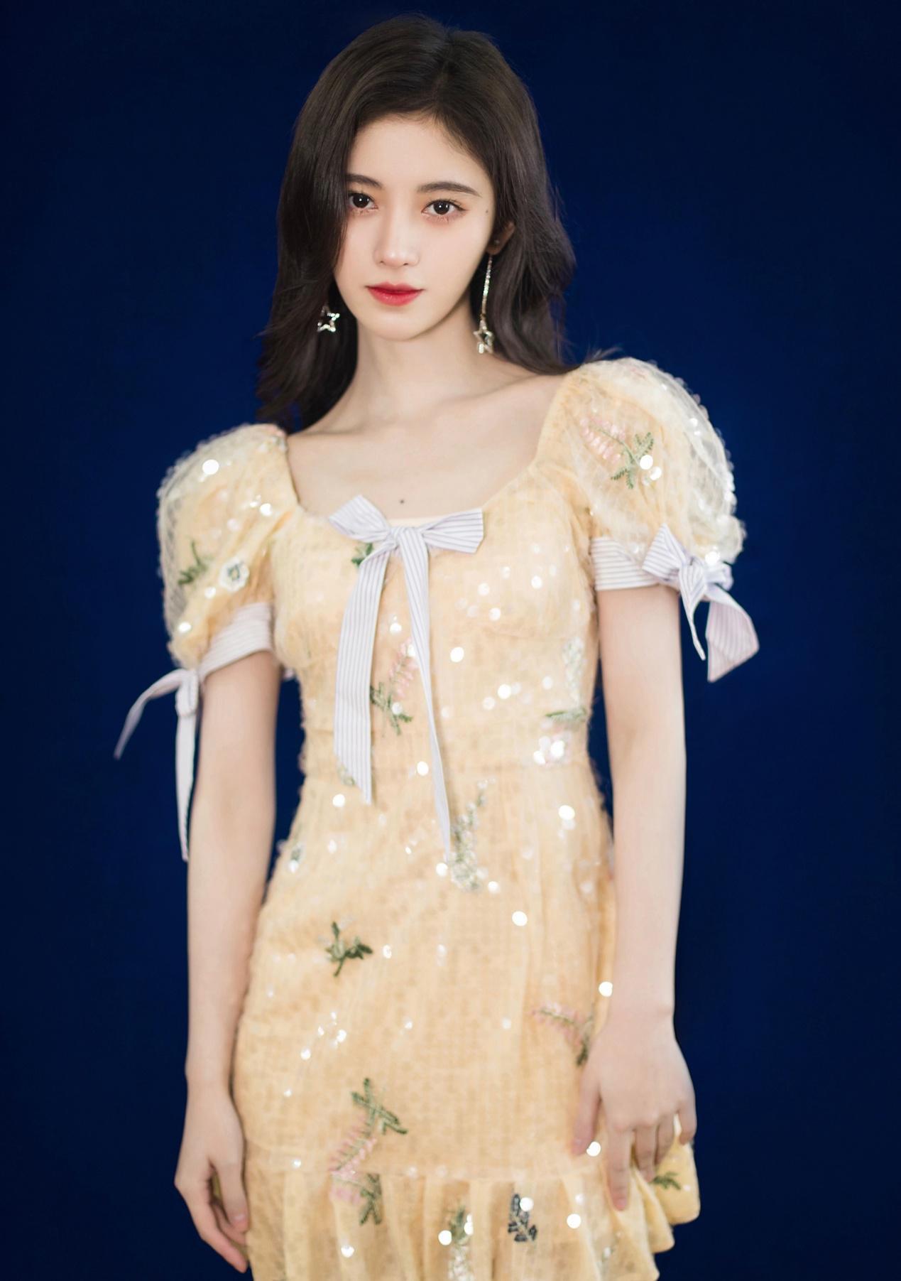 吊带小抹胸秀出"水蛇腰",这身材真是人见人爱