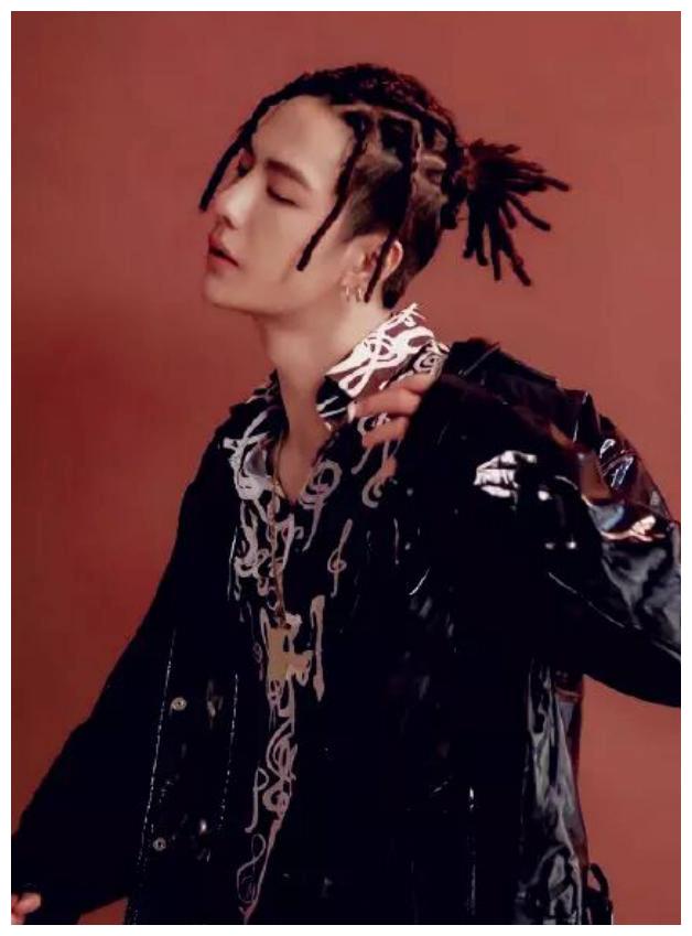 尝试了比较狂野的非洲脏辫,虽然王一博是一位很喜欢新潮文化的男明星